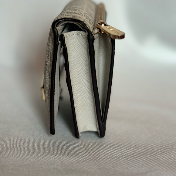 Michael Kors Wallet - Picture 4 of 10